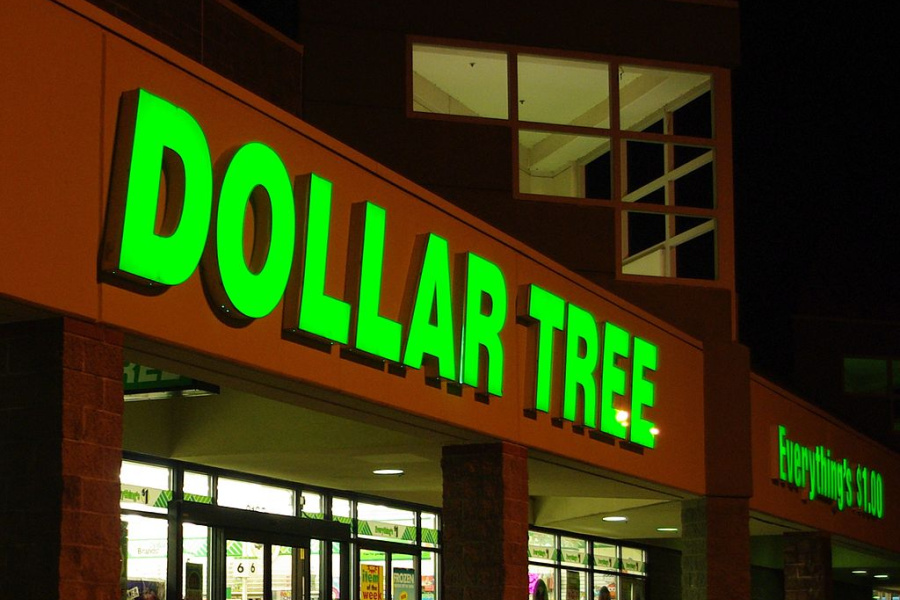 the exterior of a Hillsboro, Oregon Dollar Tree at night